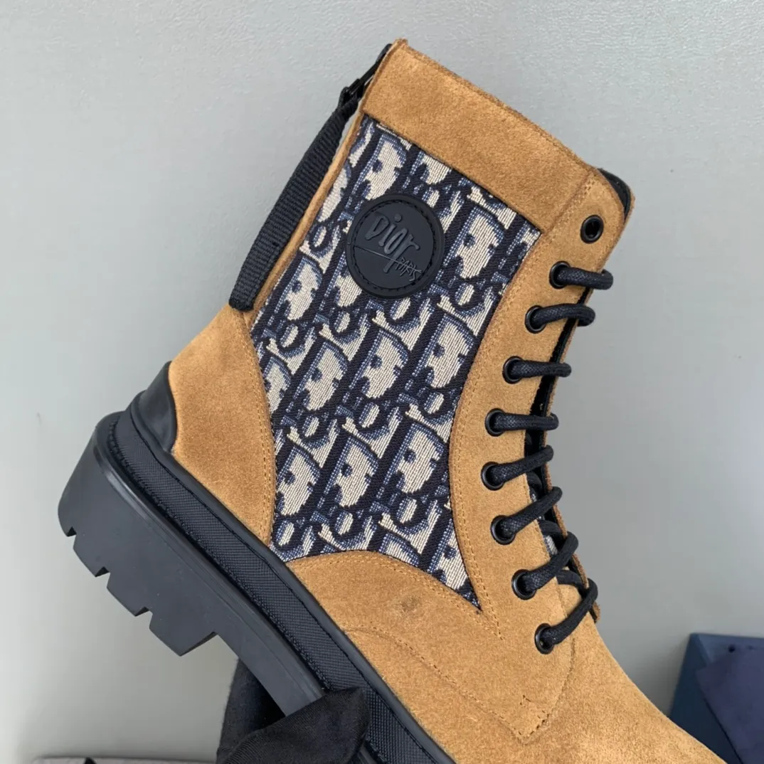 [DIOR] Top P: 920💰 Number of yards: 39~44 (38.45 custom-made, non-refundable) Dior Dior~ Winter series, original 1:1 development Casual men's leather shoes Made with heavy investment, shoes and boots are made of imported cowhide + imported Dior special fabric Not easily deformed black cowhide lining Dior large hardware inlay Original TPU vacuum outsole, black cowhide Black open edge beads Military green suede Black suede Khaki suede leather is crafted by a large factory, and the perfect product is only prepared for you who know your taste! Any comparisons are welcome.